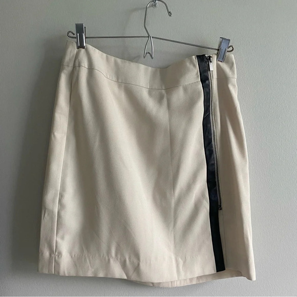 Banana Republic Dresses & Skirts - BANANA Republic  Cream and Black Mini Skirt Size 2